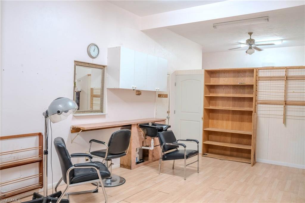 Garage salon