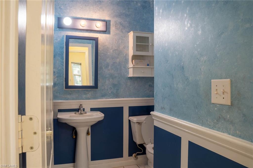 main level bath with a walkin shower