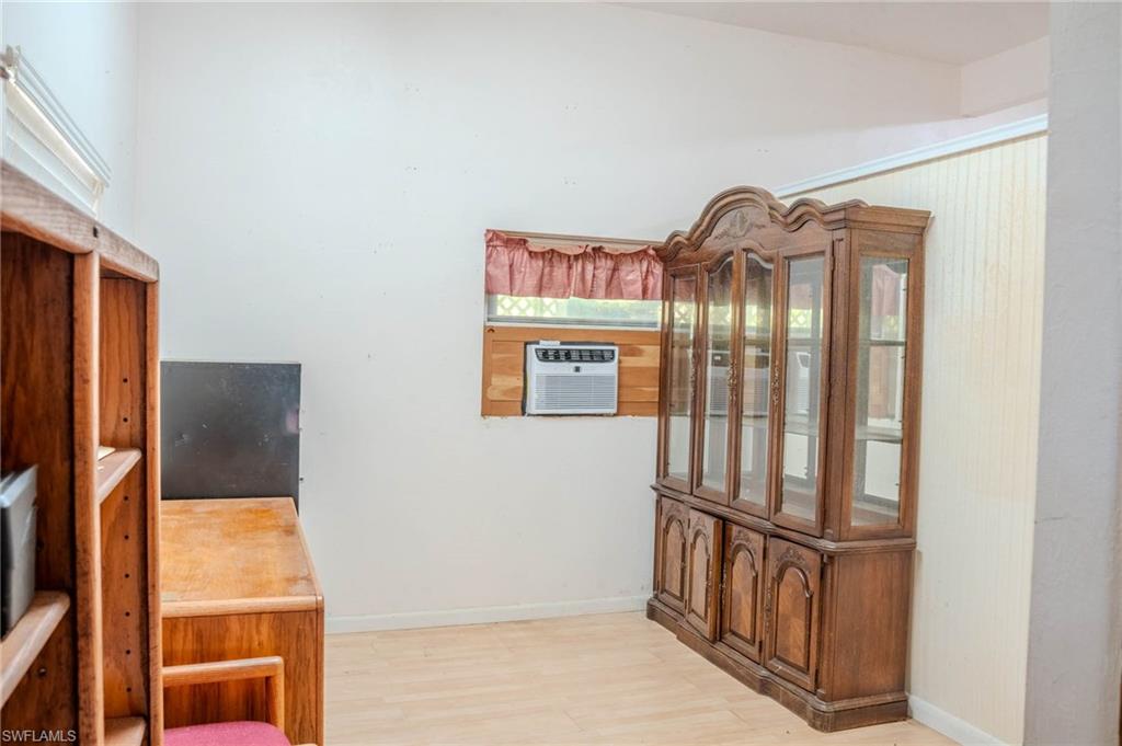 Garage Salon or convert to a office or bedroom
