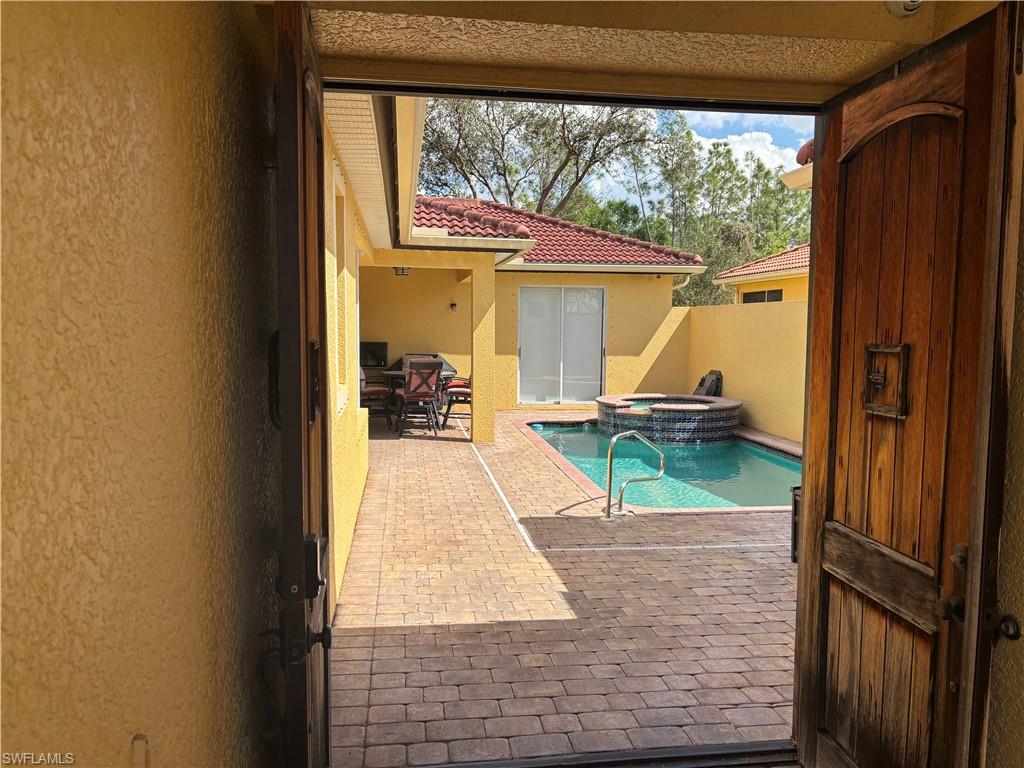 Relaxing pool / spa with a patio area