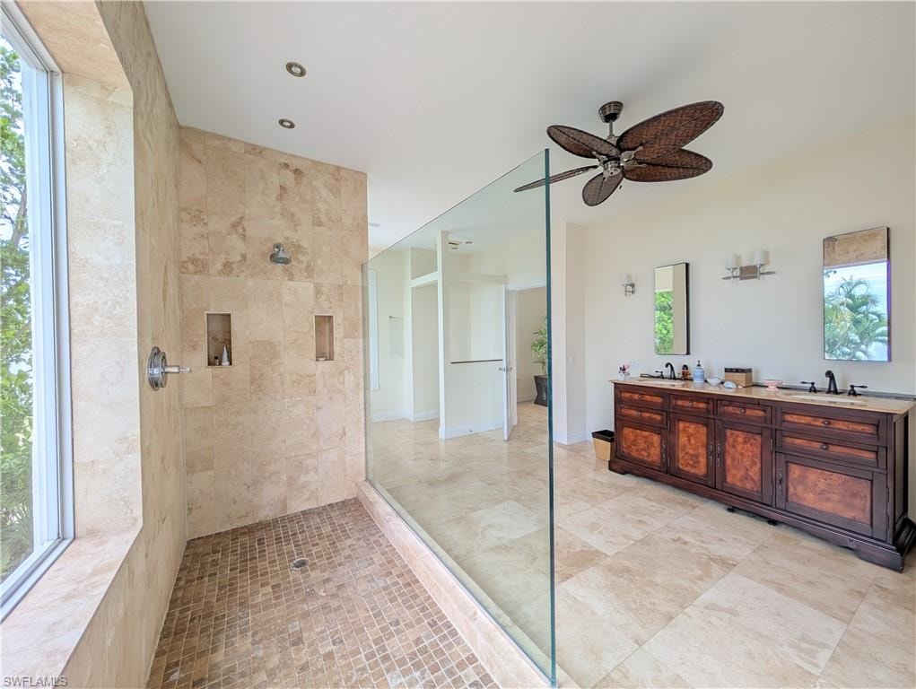 Primary bath w/view to water