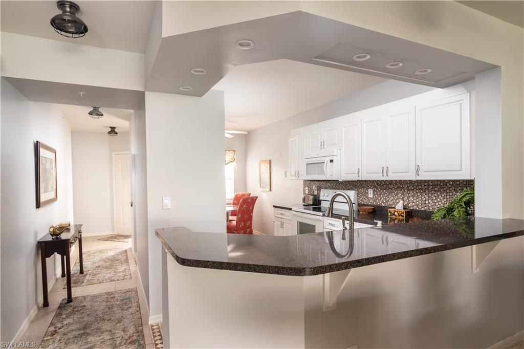Kitchen w/Bar