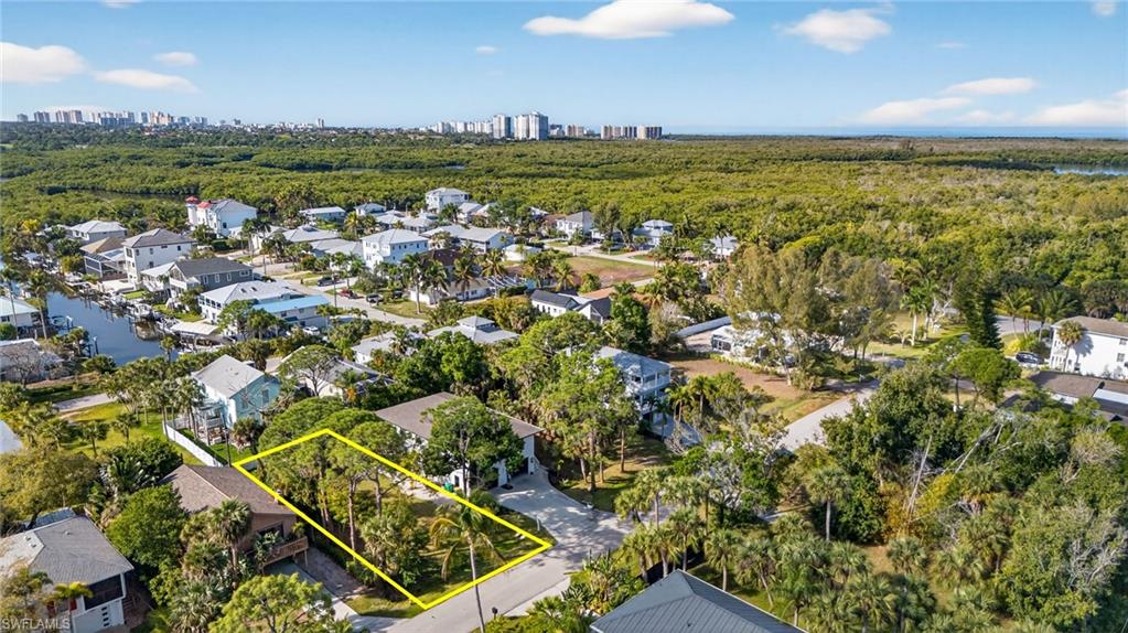 Perfectly located 10 minutes to Mercato, 15 minutes to Waterside Shops, and 30 minutes to 5th Ave. Naples.