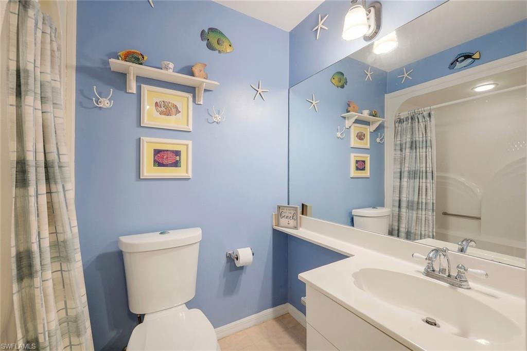 Guest bathroom with tub/shower