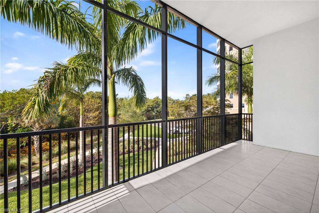 Spacious screened in terrace