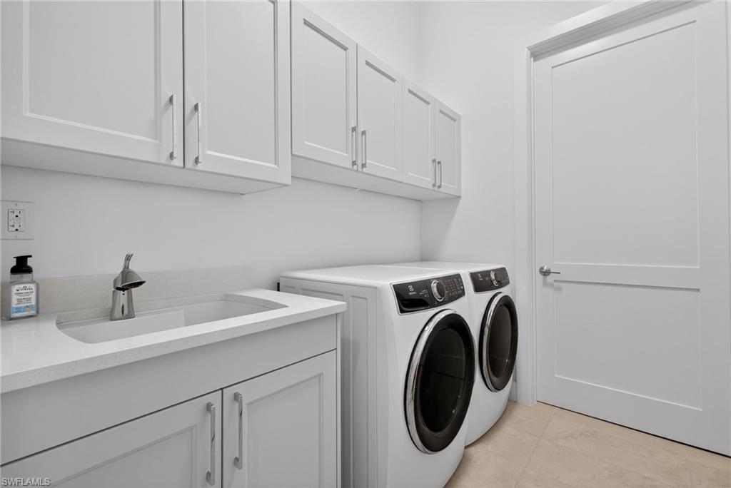 Laundry room with plenty of cabints