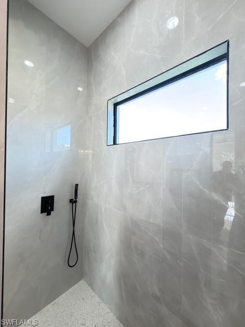Full bathroom featuring a tile shower