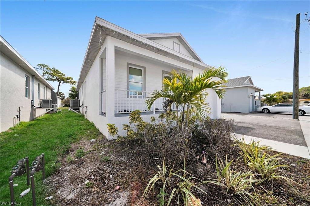 View of front of home featuring a front lawn and stucco siding