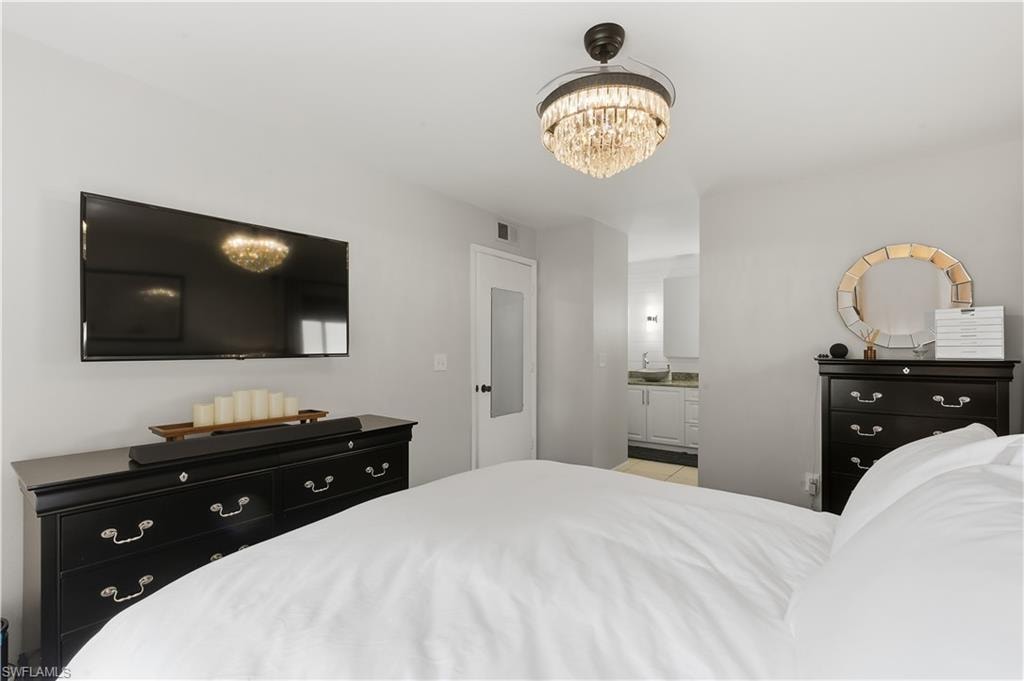 Primary Bedroom w/ en-suite bath
