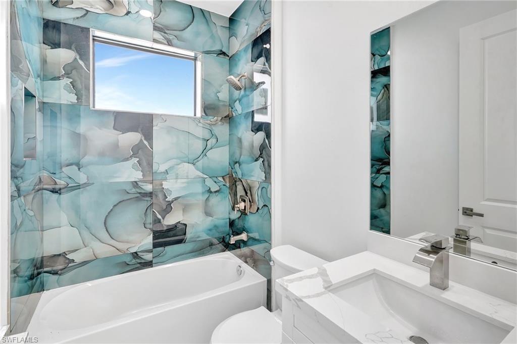 Full bath with vanity and washtub / shower combination