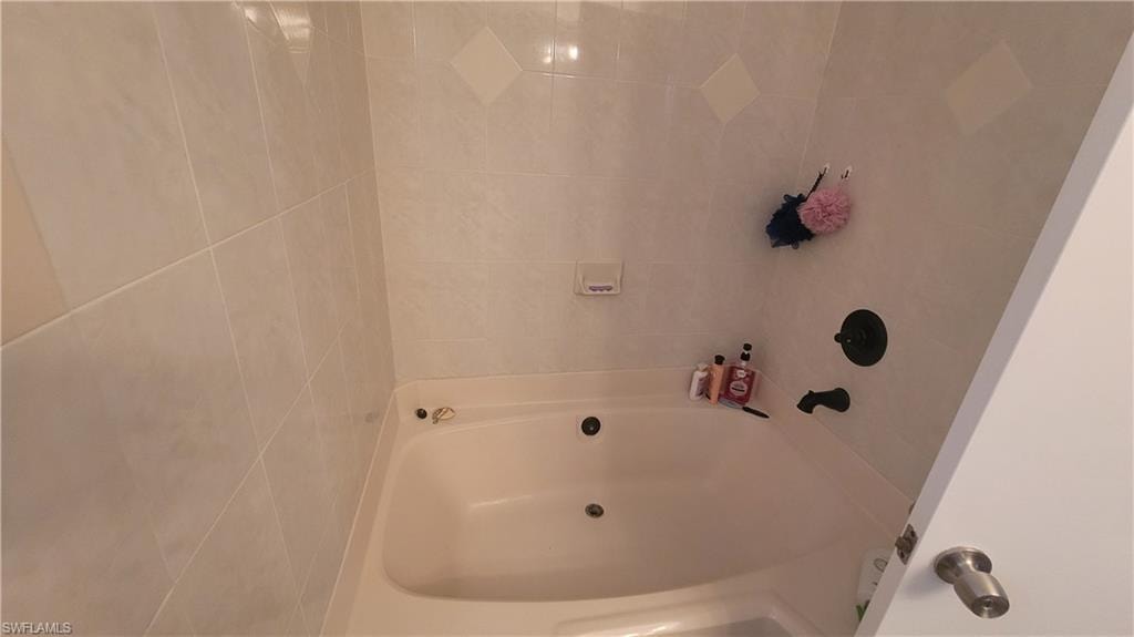 Master bathroom with tiled shower / bath