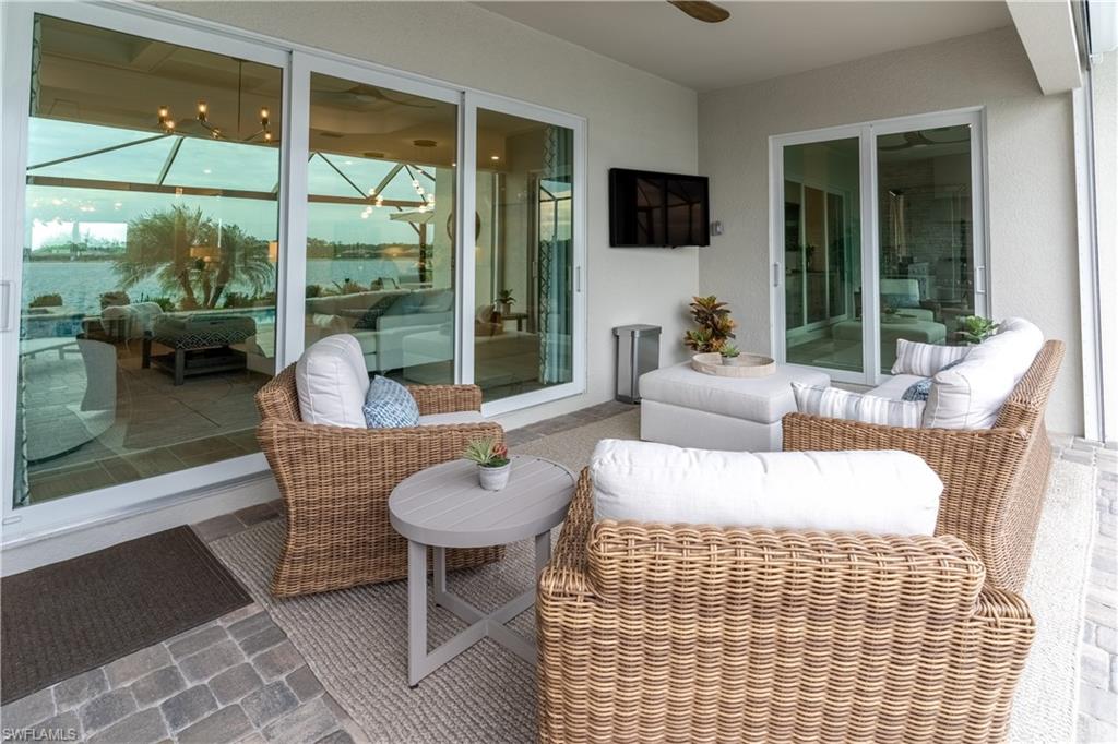 Sunroom with ceiling fan