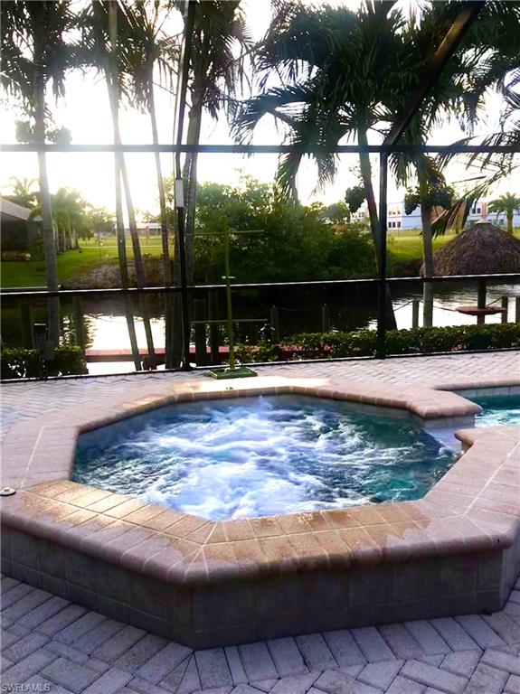 Hot tub with powerful jets