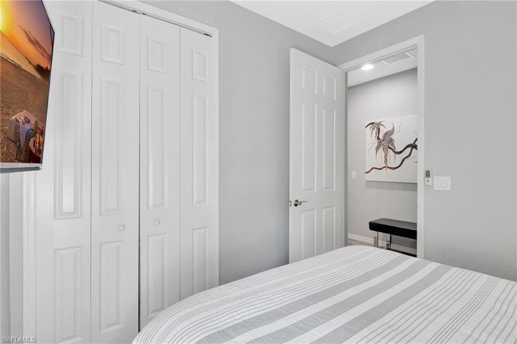 Bedroom with queen sized bed