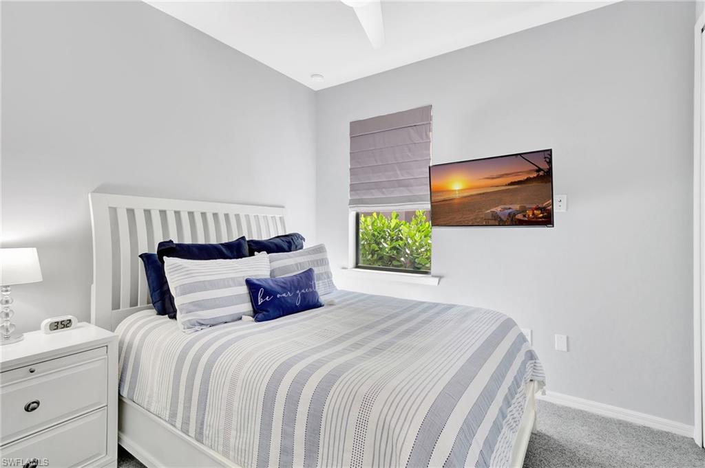 Bedroom with queen sized bed