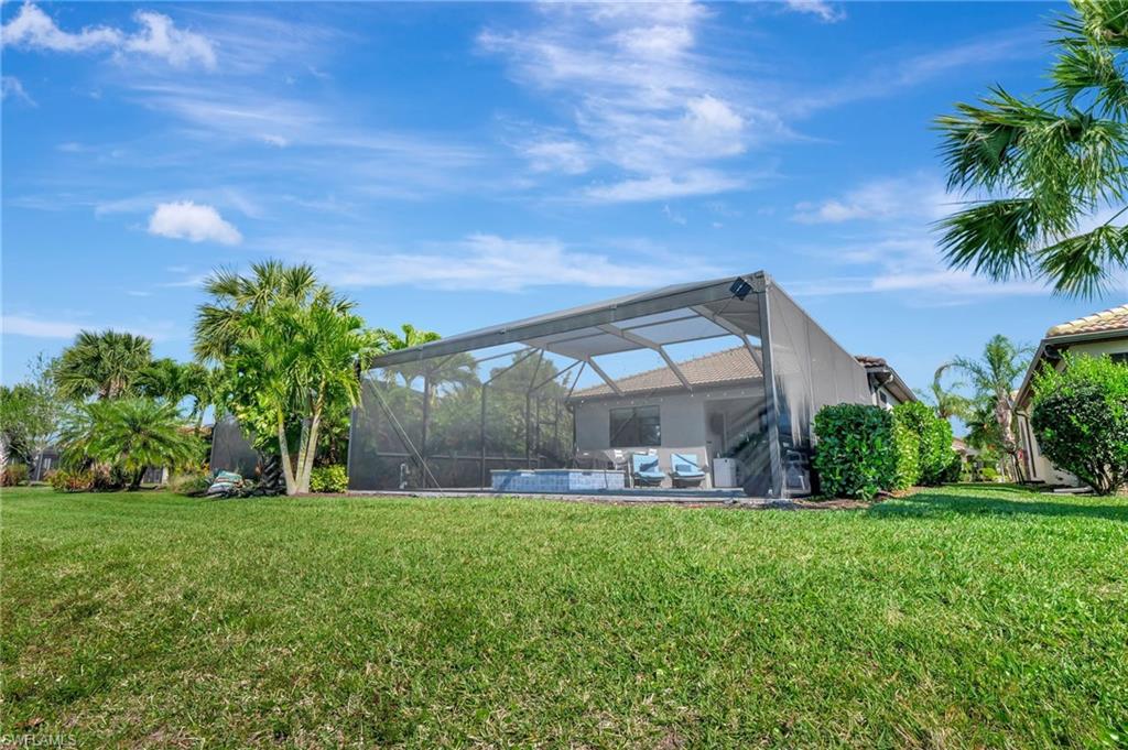 Picture frame pool cage for unobstructed water views