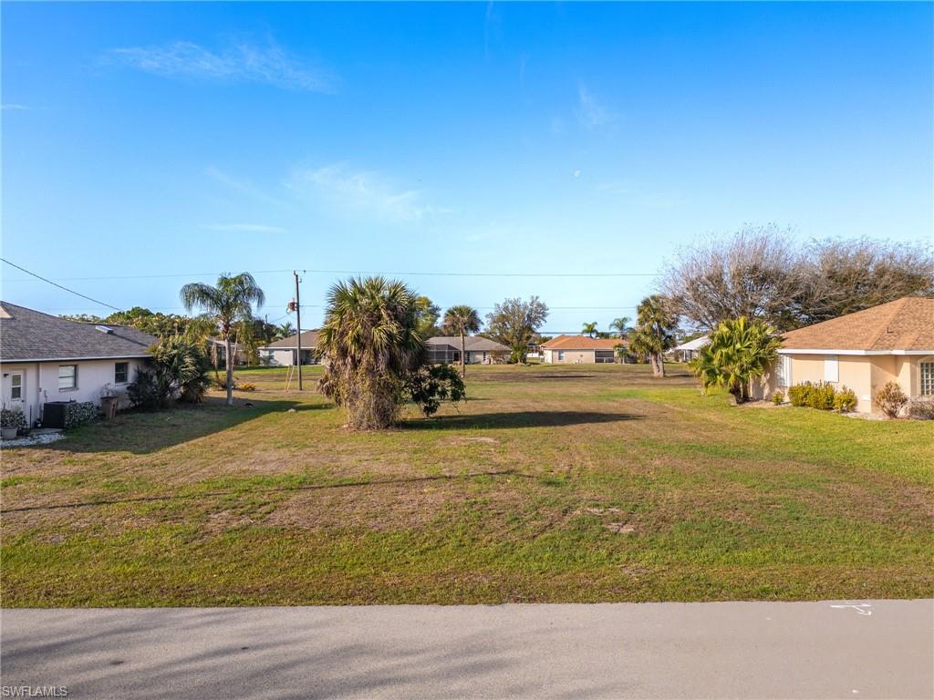 View of grassy yard with a residential view