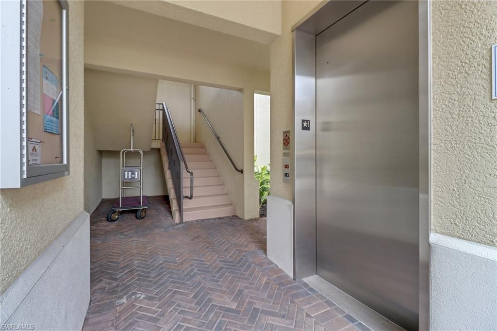 Entrance to property with elevator