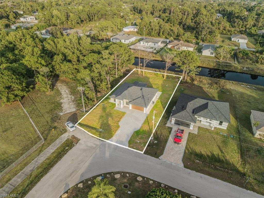 Aerial view of residential area featuring property parcel outlined