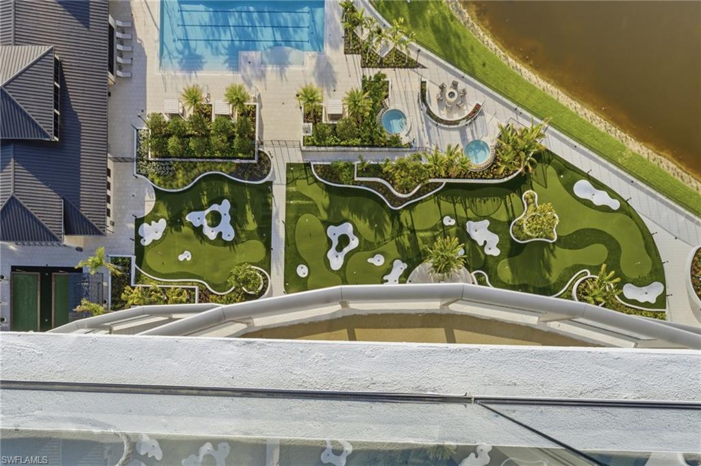 Bird's eye view of a pool and amenities