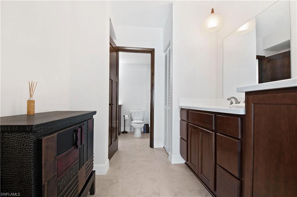 60 Pelican ST W 206 photo 13