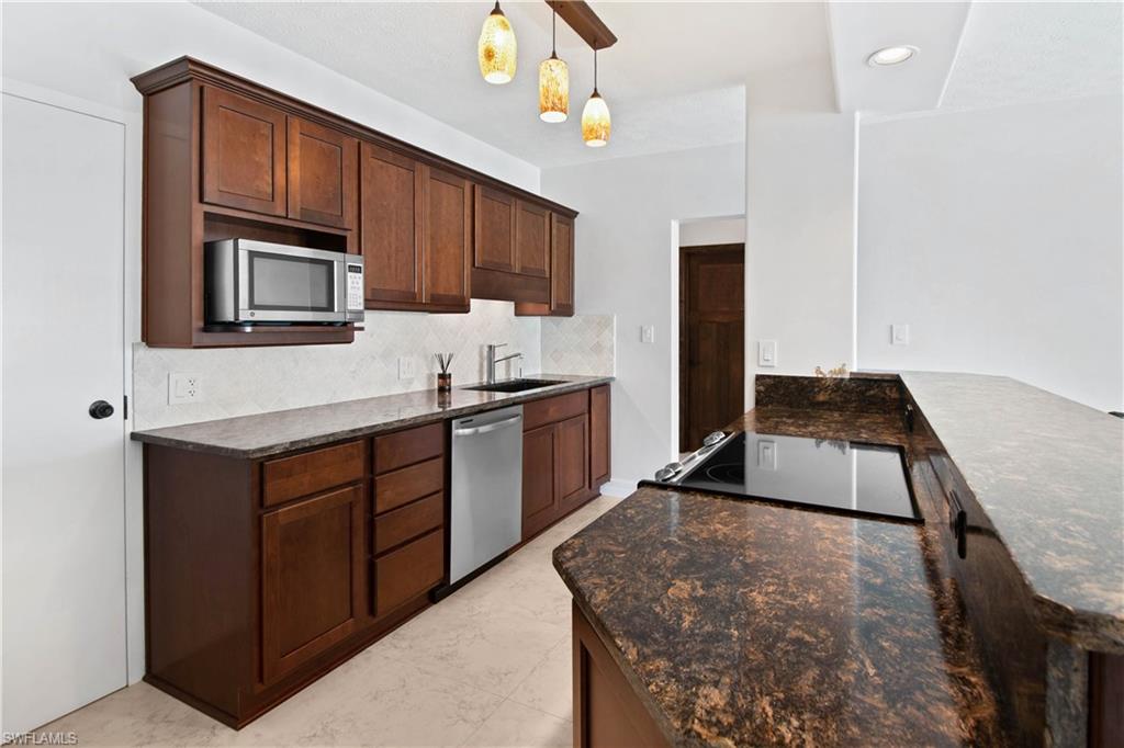 60 Pelican ST W 206 photo 16