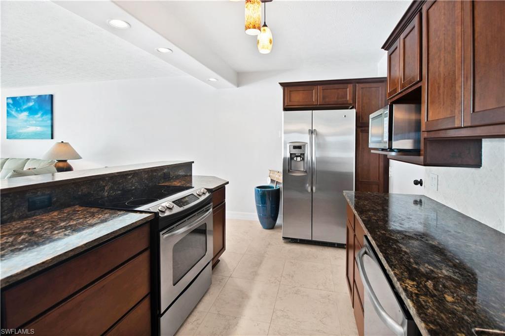 60 Pelican ST W 206 photo 18