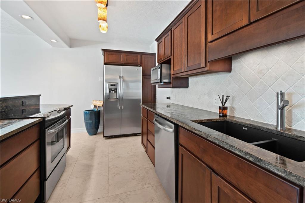 60 Pelican ST W 206 photo 15