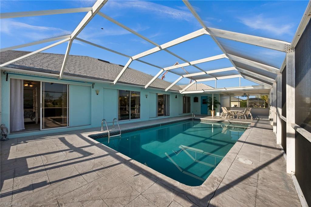 Swimming pool with screen enclosure