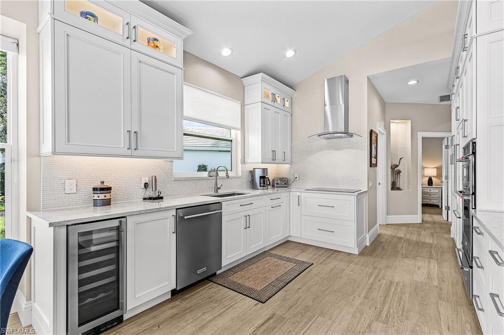 Gourmet open concept kitchen, Porcelain Tile Flooring