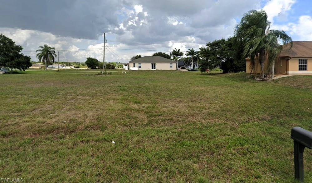 1415 NE 21st Pl-View of grassy yard