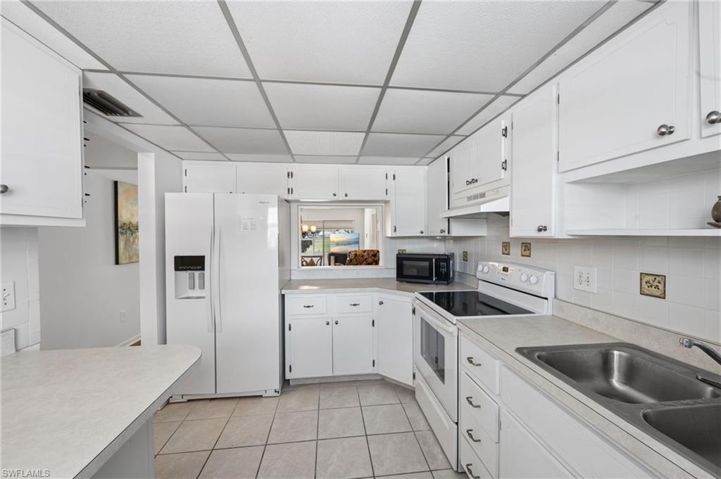Bright spacious kitchen