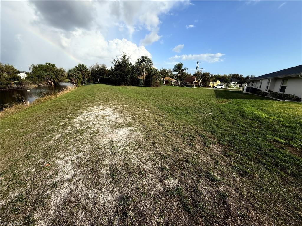View of grassy yard