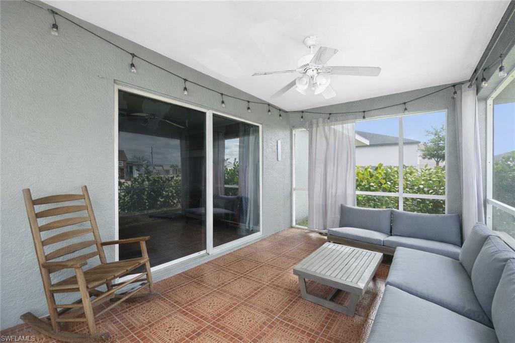 Sunroom / solarium with a textured wall