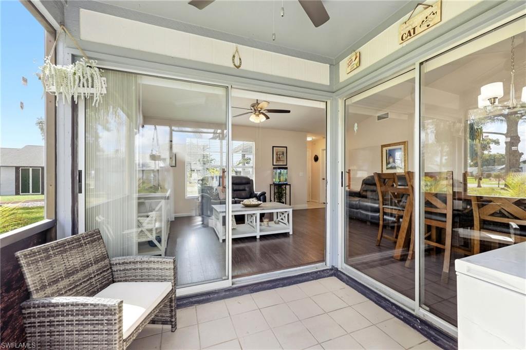 Sunroom / solarium featuring a ceiling fan