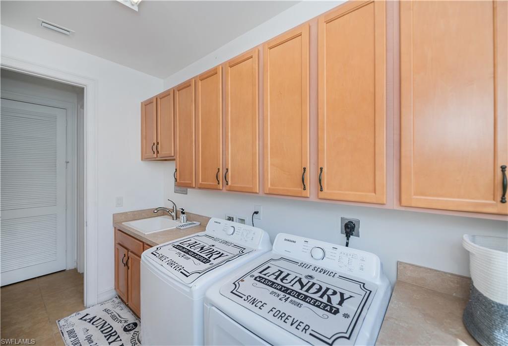 Large Laundry room with laundry tub