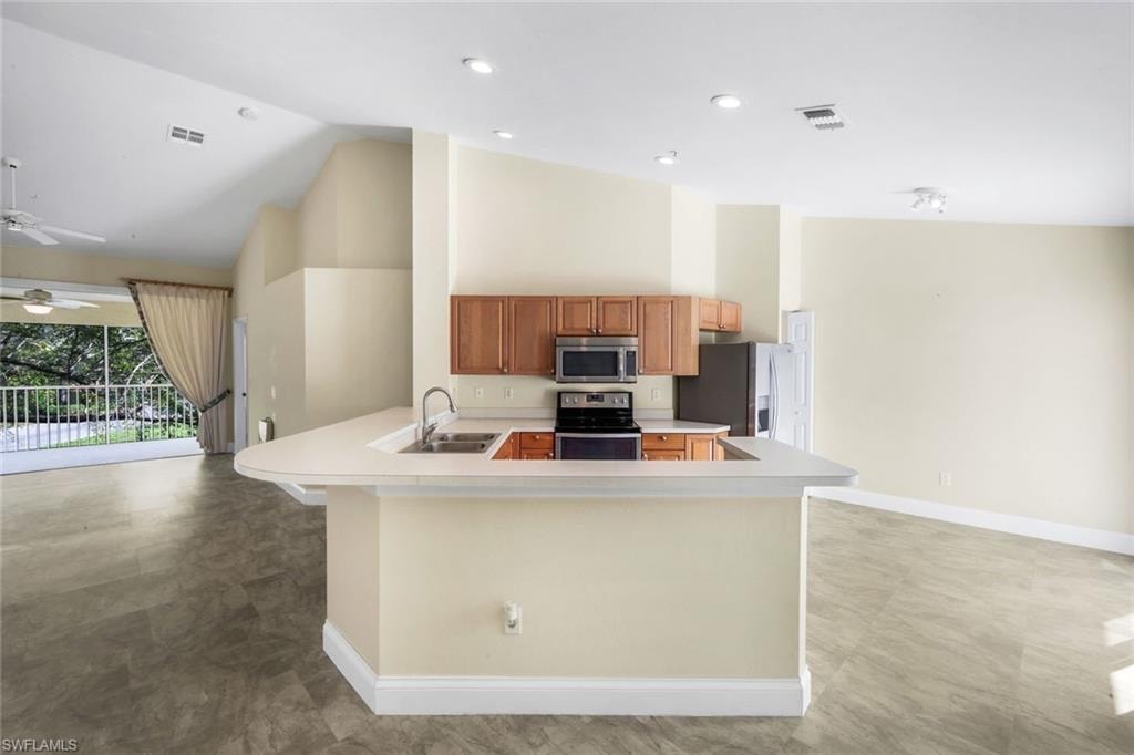Spacious kitchen with breakfast bar and eat in kitchen nook
