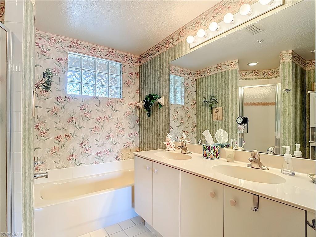 6930 Huntington Lakes CIR 104 photo 32
