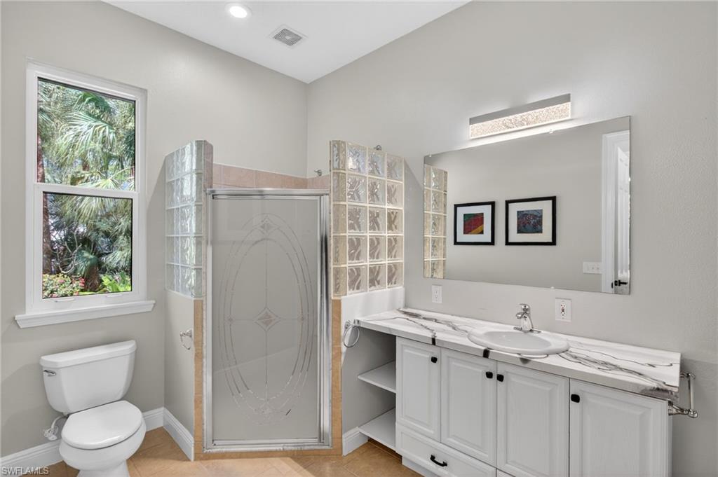 Guest bathroom also has a washer/dryer in it.