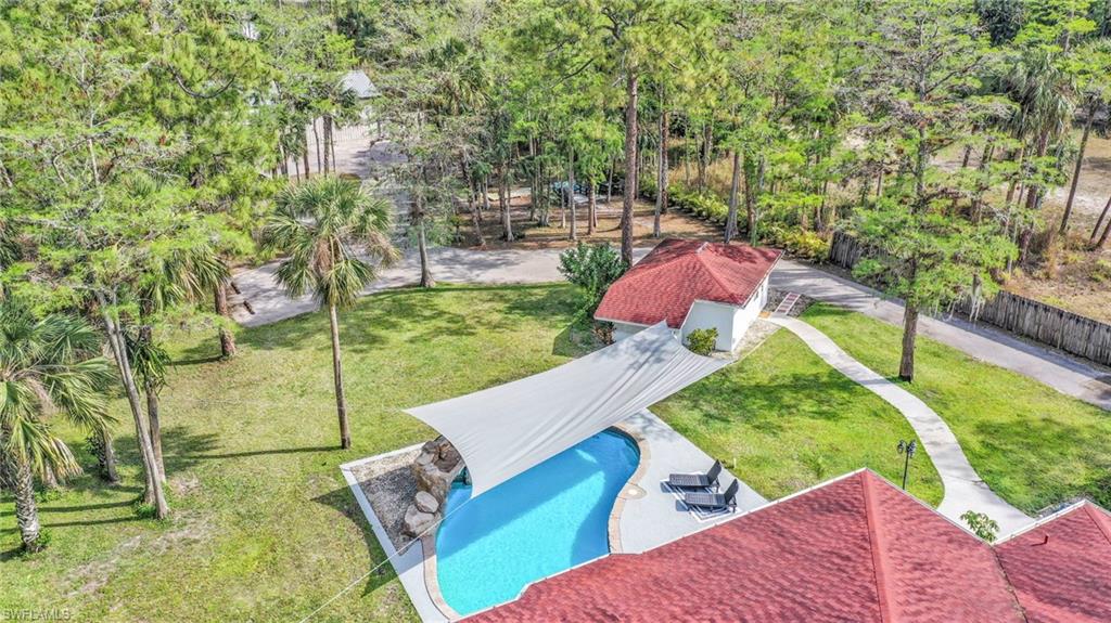 Bird's eye view of a pool area