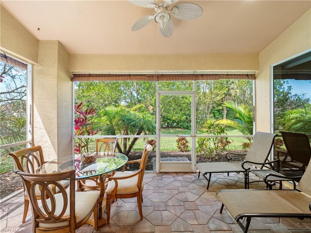 Sunroom / solarium with a textured wall
