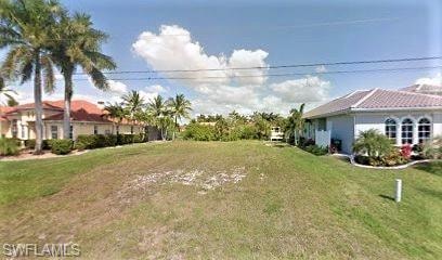 View of grassy yard