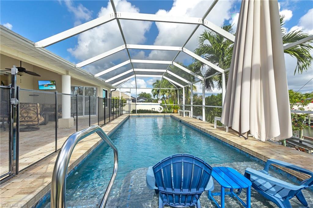 Swimming pool with a sun-shelf
