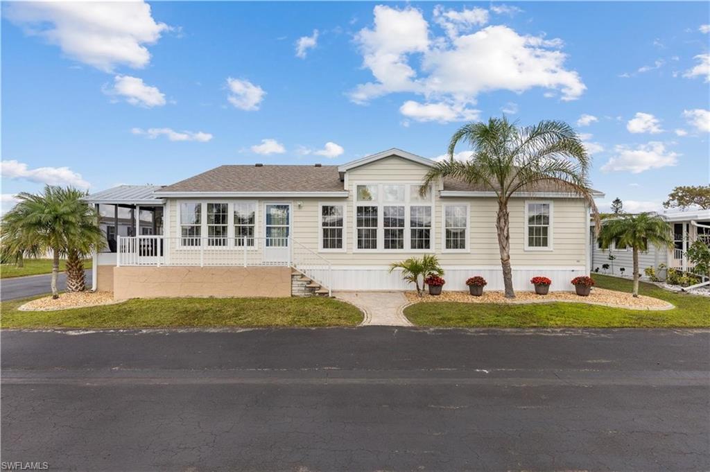 Manufactured / mobile home featuring a front yard