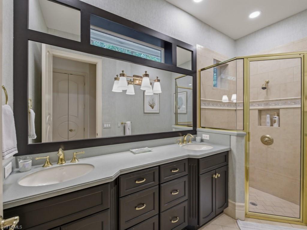 Guest Bathroom (Downstairs)