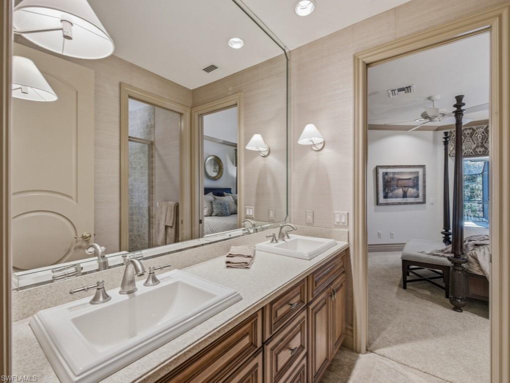 Guest Bathroom (Upstairs)