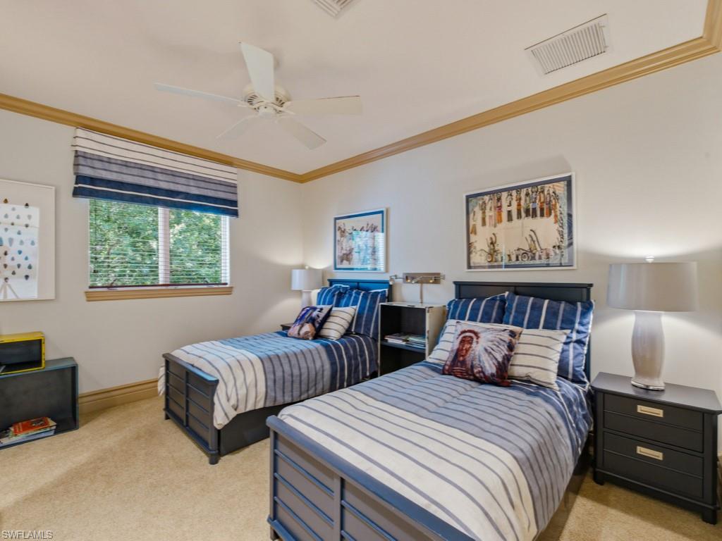 Guest Bedroom (Upstairs)