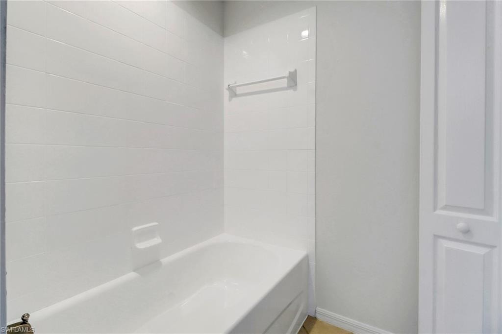 Bathroom with tiled shower / bath combo