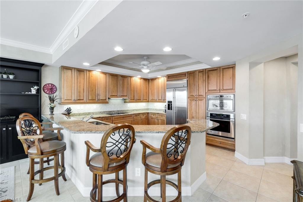 Breakfast Bar - Plenty of Seating Room