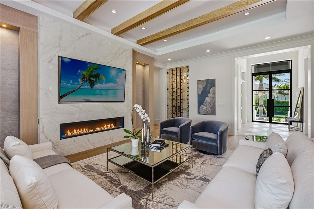 529 Neapolitan WAY